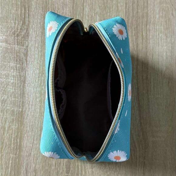 NWOT … DAISY Cosmetic / Makeup Bag - Picture 4 of 7